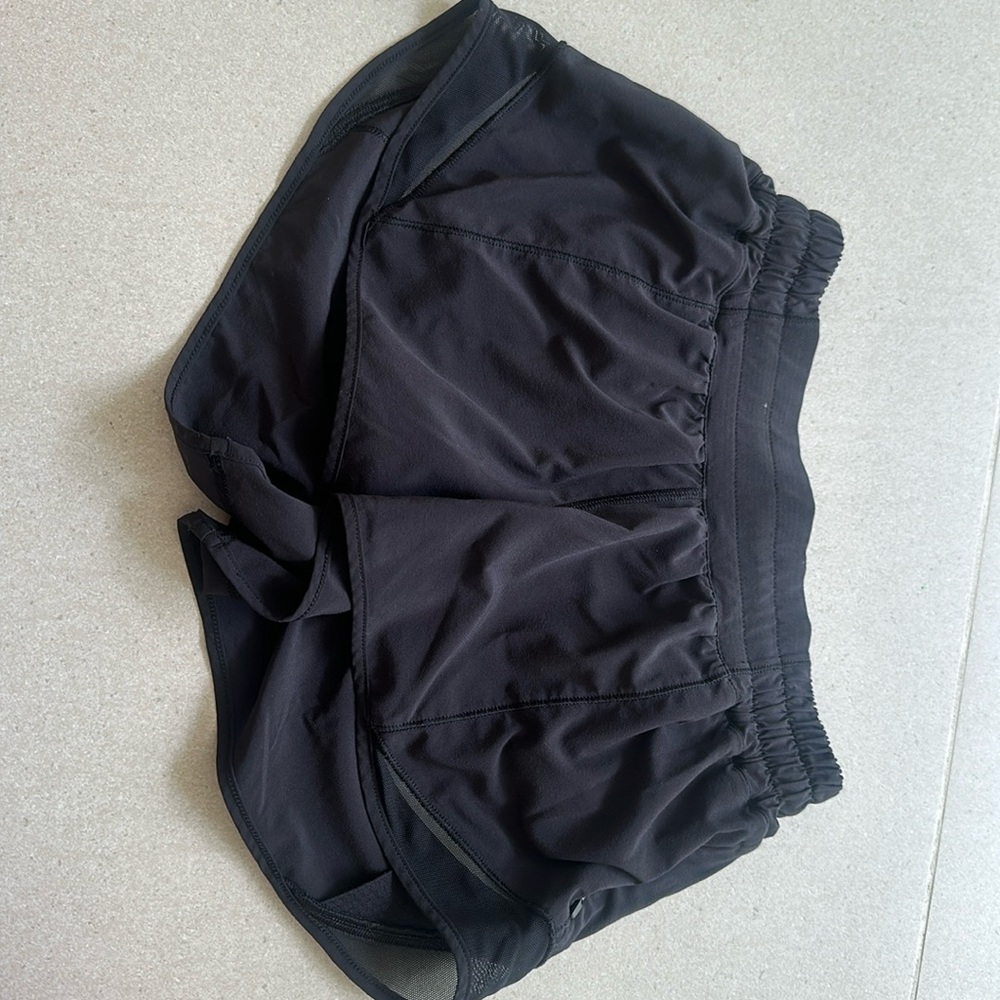 Perfect condition black lululemon hotty hots size 4 2.5 in inseam